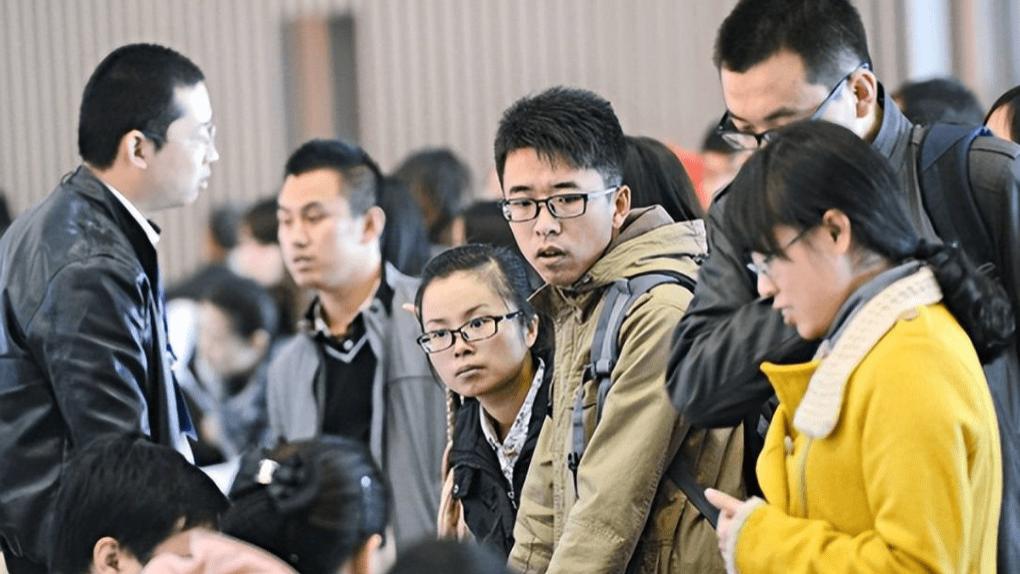 如何看待多家大厂开始强制下班？