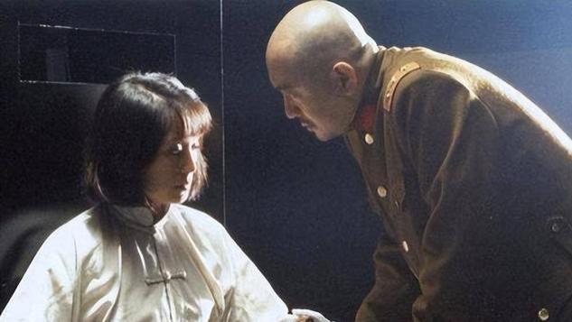 她炸毁日军仓库后逃走，因车打滑被追上，弃车过桥时桥塌跌入河中