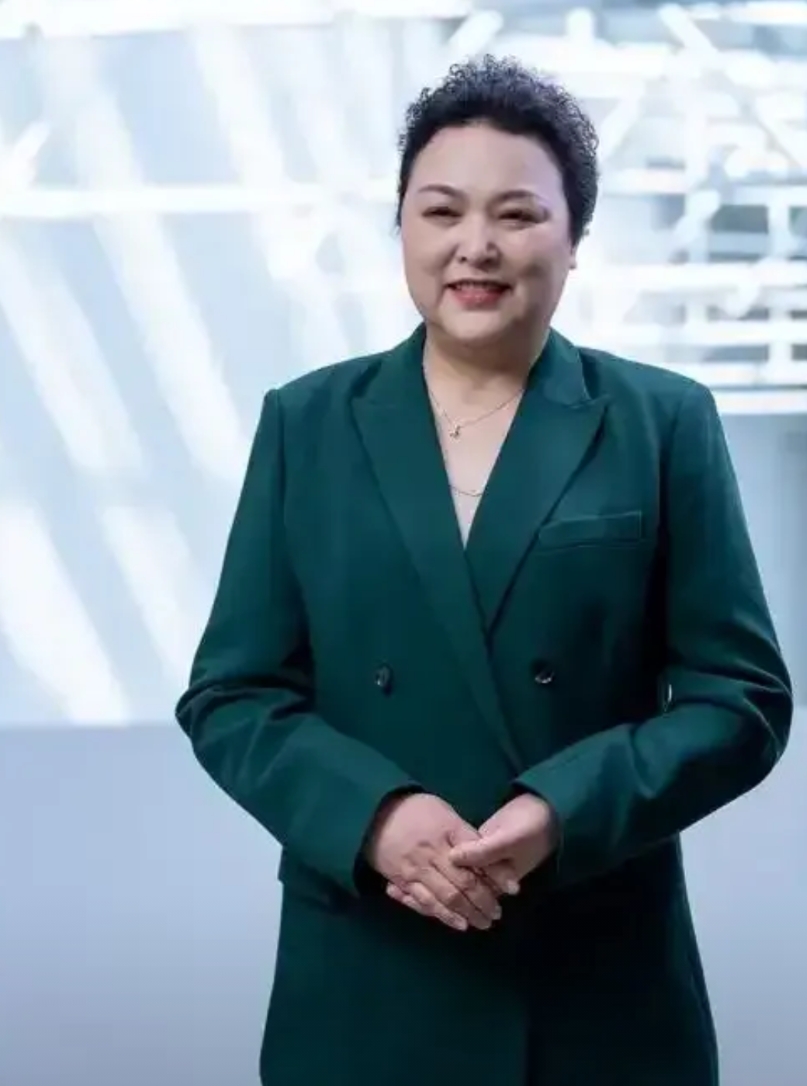 面对小鹏汽车因产品线混乱导致的销量崩盘，王凤英提出“少即是多”原则，主导精简SK