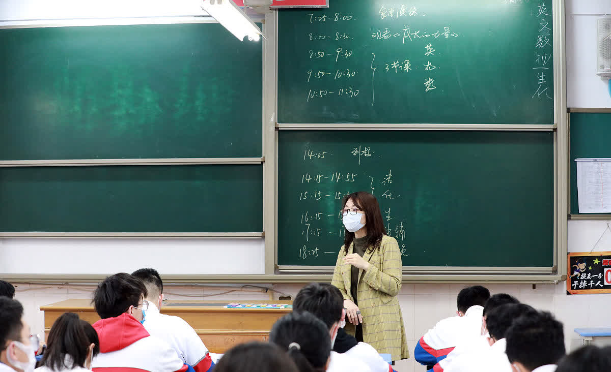 老师难，难于上青天。
学校楼梯扶手变滑梯，熊孩子玩得兴起，班主任李老师制止，反