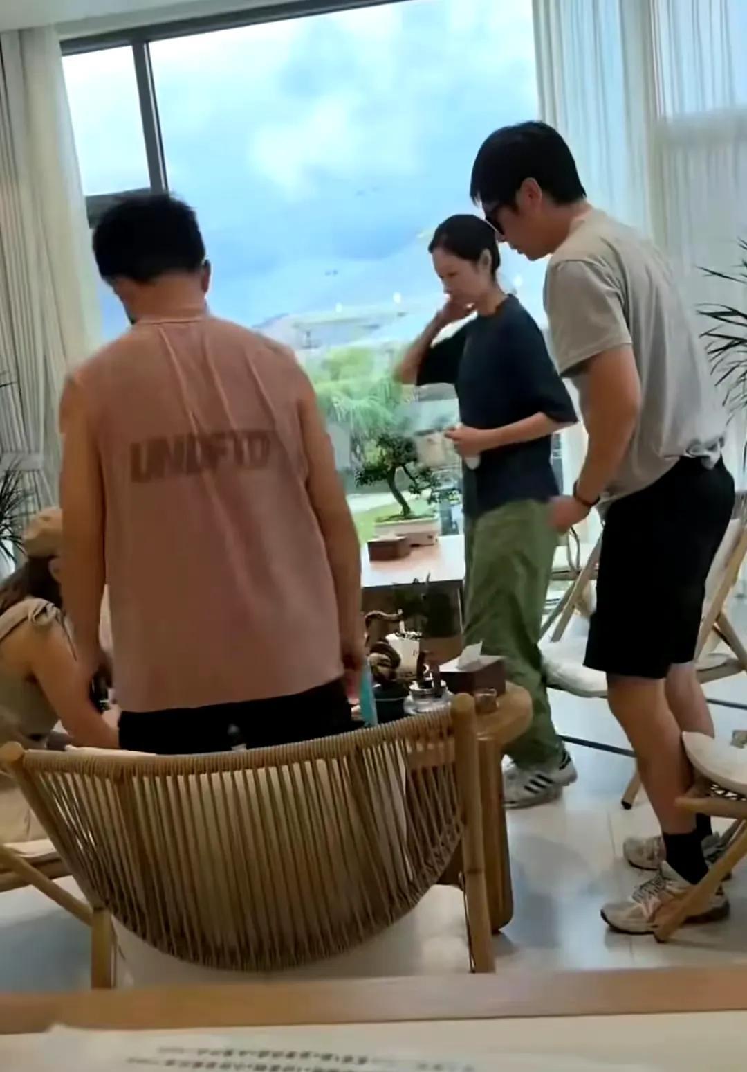 朱亚文居然与曾经的“白月光”一起民宿度假，老婆沈佳妮也同行，居然都不吃醋那？不怕