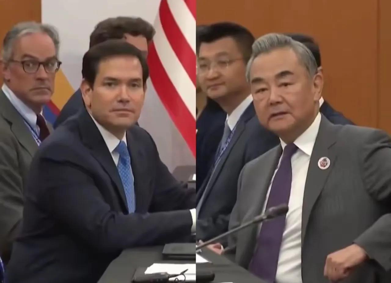 1，王外长全程侧坐，一手扶椅，气定神闲。
2全程不握手，不微笑，不单独合影。
3