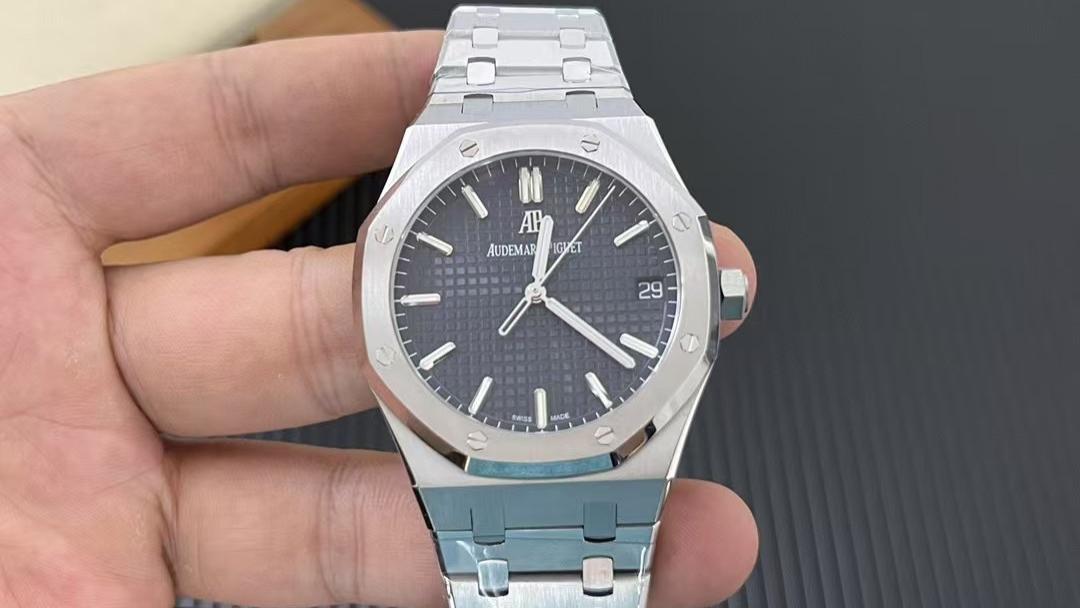 东莞关口名表市场探秘：顶级复刻劳力士"白菜价"引抢购热潮