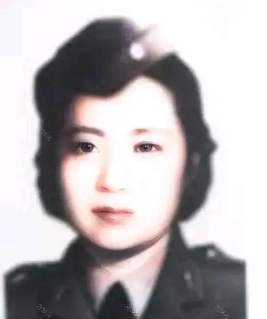 1951年，叶亚华在澳门街头要饭无果，无奈在牌子上写道：“我是抗日名将王铭章的遗