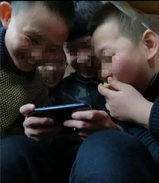 为什么说穷人的孩子就喜欢玩手机呢？一些家长十分的生气，孩子一天到晚就抱着手机手机