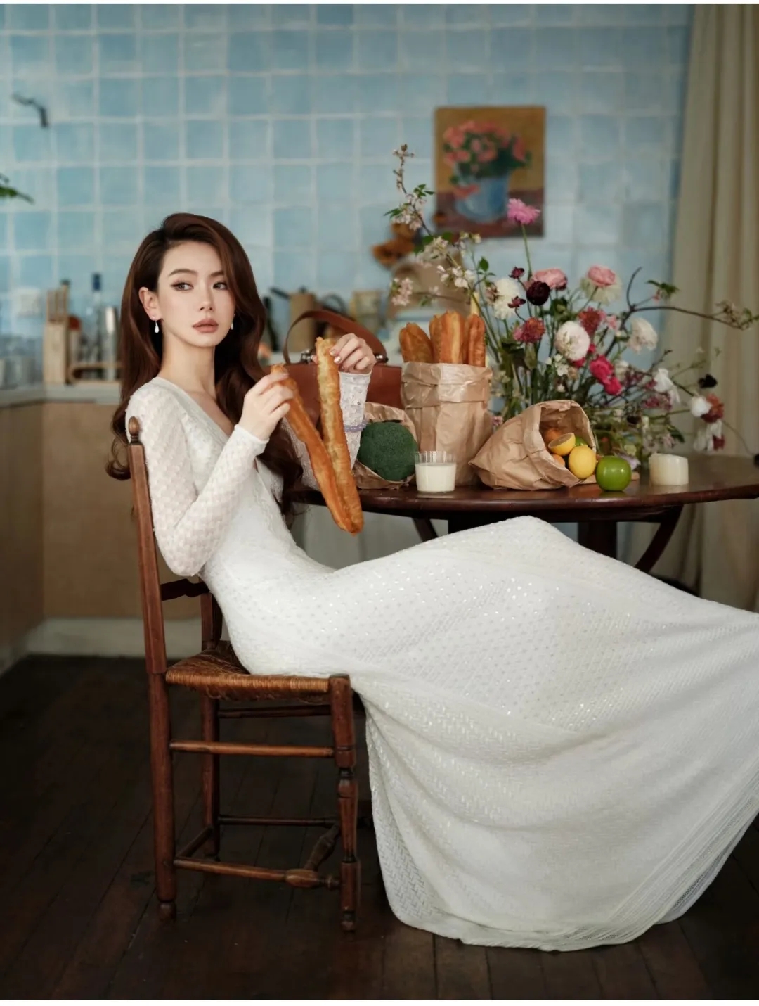 戚薇，一袭白裙，两根油条。