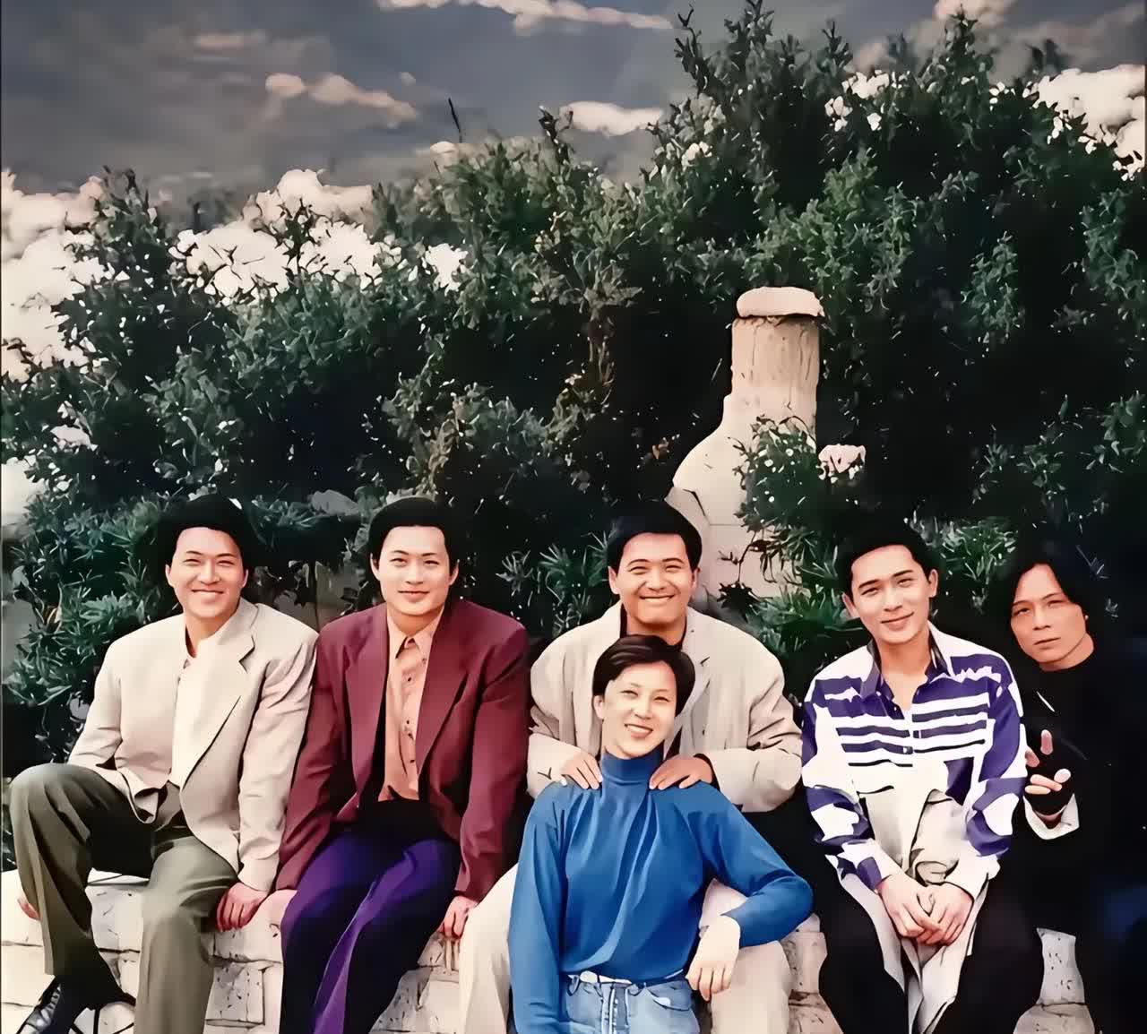 位演员合影，我只认出了周润发和梁朝伟