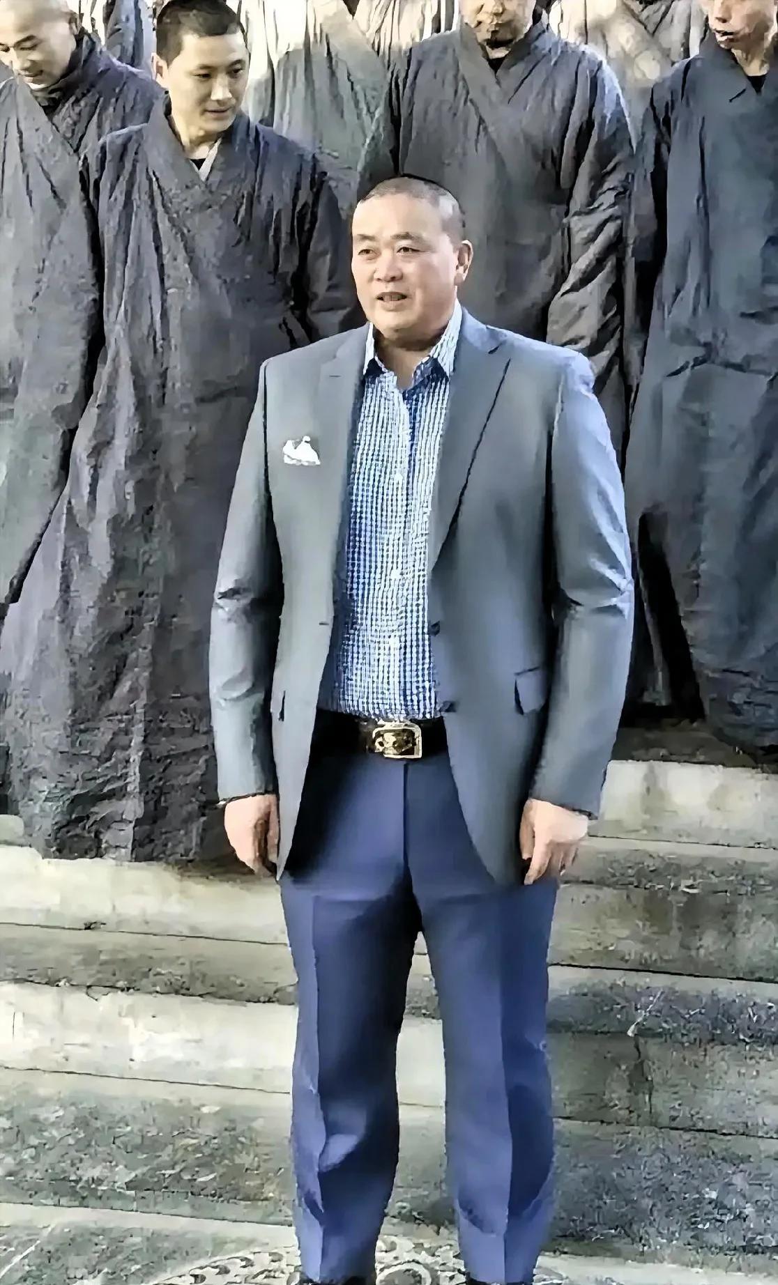方丈穿上笔挺西穿。
十是的霸道总裁劲儿！
