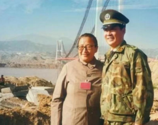 1996年，正在办公的刘源接到一个电话，只听对方说：“小源，我是你李讷姐，我想见