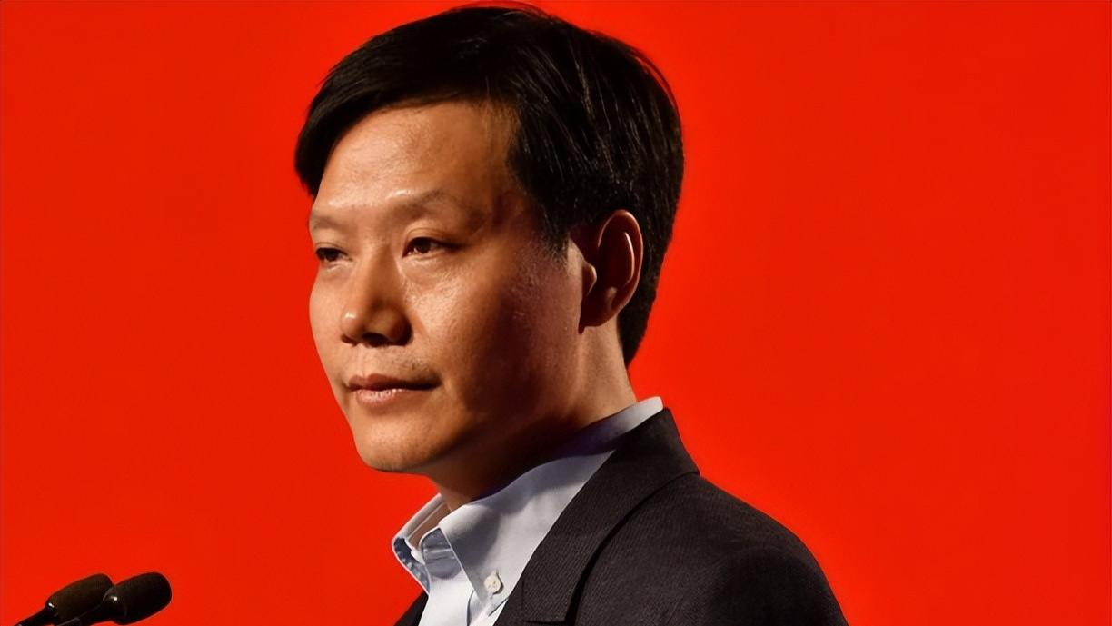 雷军很心慌？《豢养粉丝，是企业家塌房的开始》，半月谈很严肃