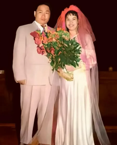 在一张珍贵的老照片里，定格了毛岸青与其妻子的幸福瞬间。那是 1960 年 6 月