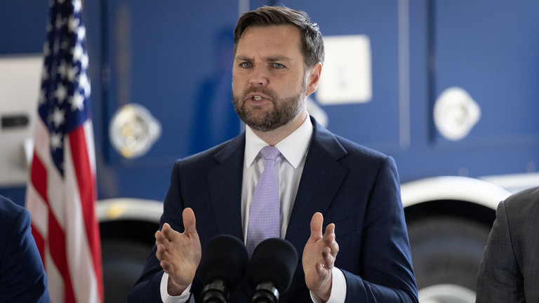 乌克兰必须割地求和！
美国副总统万斯最近在英国会见了乌克兰官员及其他欧洲同僚，并