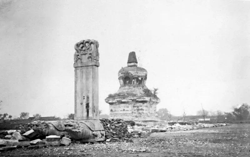 1900年，宏仁寺(旃檀寺)在北海西北岸，原為明朝清馥殿舊址，清康熙四年(166