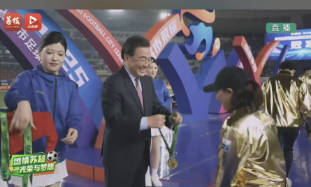 大家看看，给冠军颁奖和给亚军颁奖，出动了一个省份最高.级别领导，这出去吹个牛别人