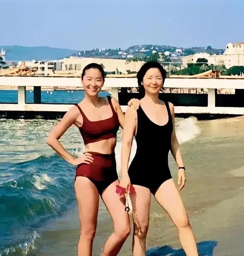 这张照片展现出了林青霞与邓丽君上世纪九十年代在法国度假时在海边的情景，一个人美，