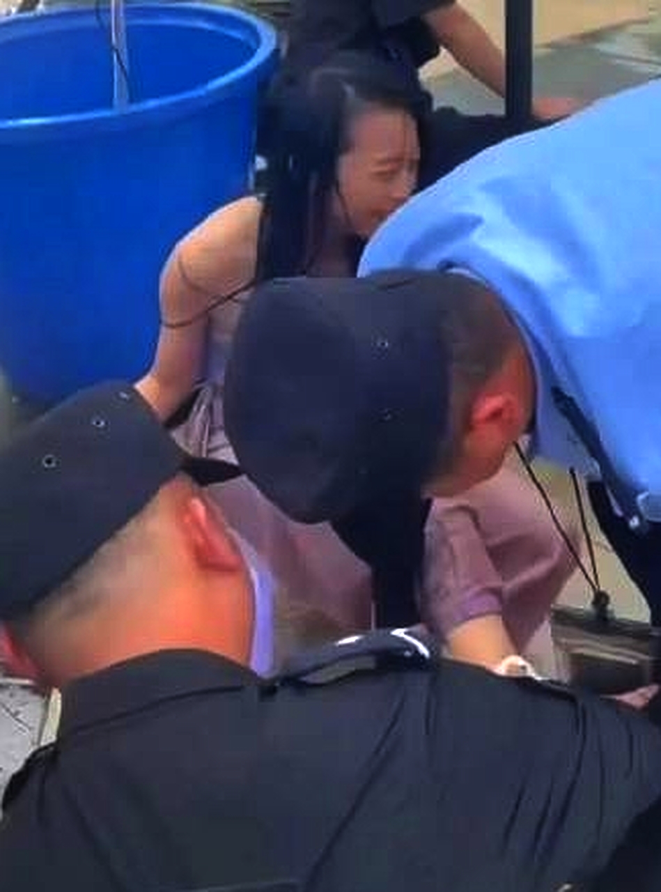 云南泼水节的这一幕也太尴尬了吧