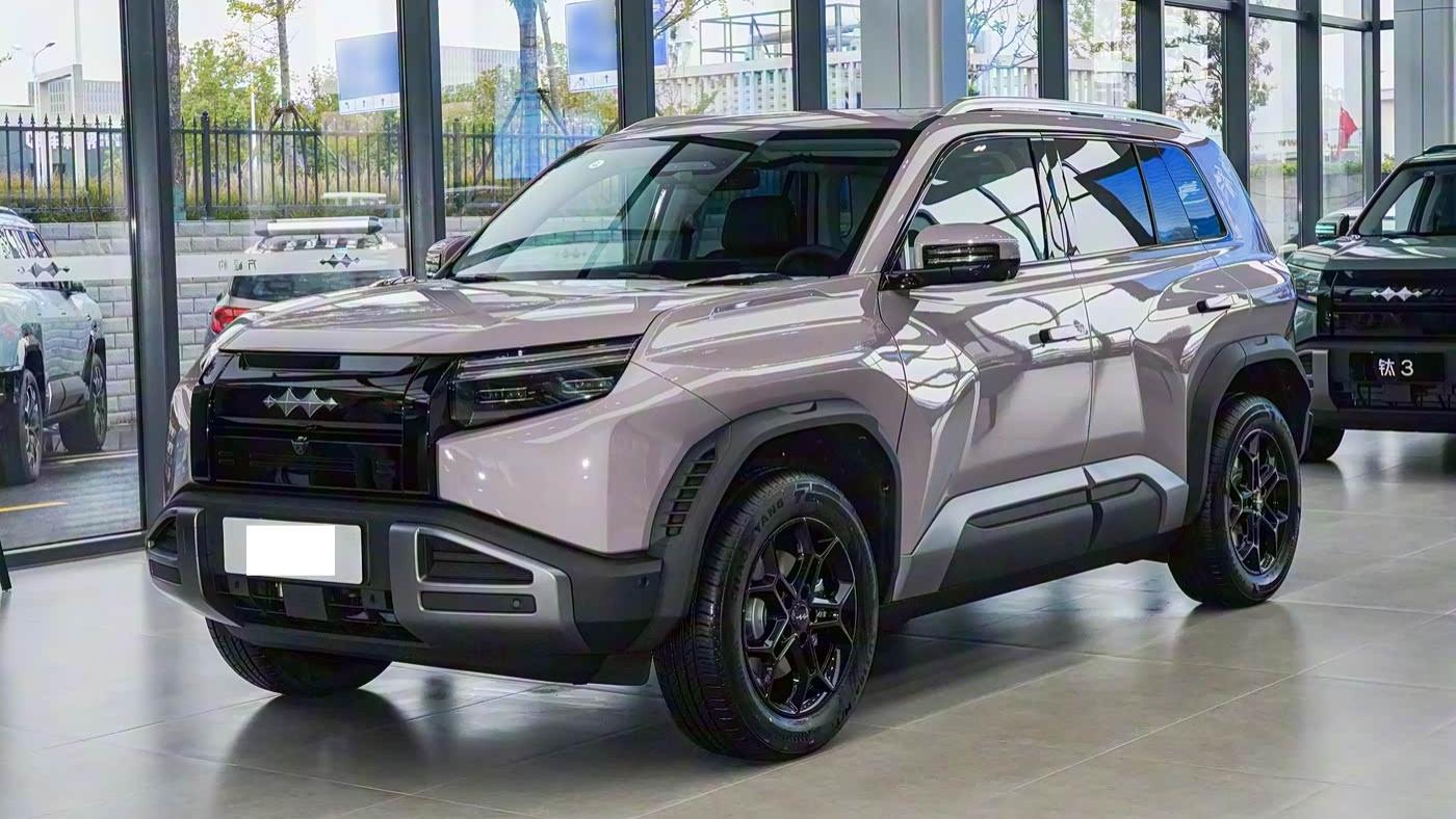 全新纯电越野SUV上市！不足15万起，星际战车外观，配双电机四驱