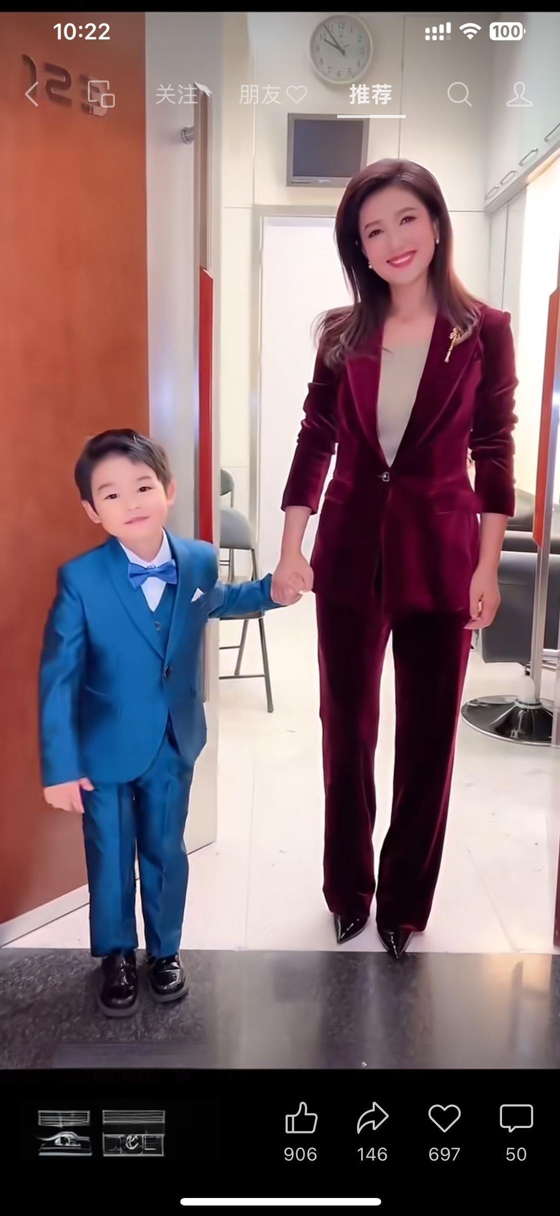 幸福的一家人。
国嘴刚强，沉稳、帅气、才华横溢。
春妮，自不必说，北京台当家花旦