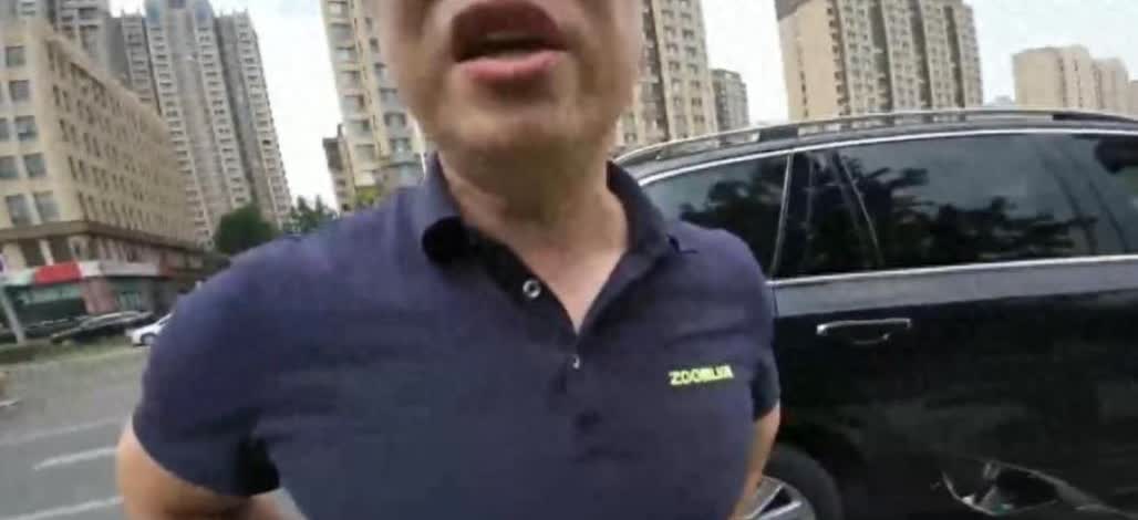 中联重科回应“着工装男子变道别停摩托车”：非公司员工，也不是我们的代理商！

