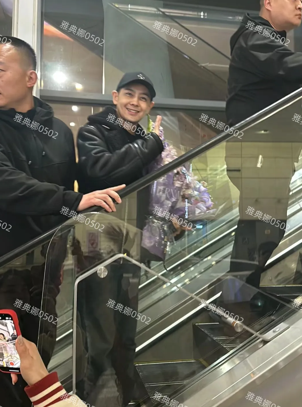 天啊，林志颖真的不会老，都50岁了还那么年轻！
南京机场偶遇林志颖，他本人好年轻