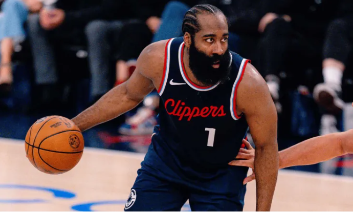 快船记者更新社媒，谈到了詹姆斯-哈登目前的身体情况。
媒体表示，詹姆斯-哈登目前