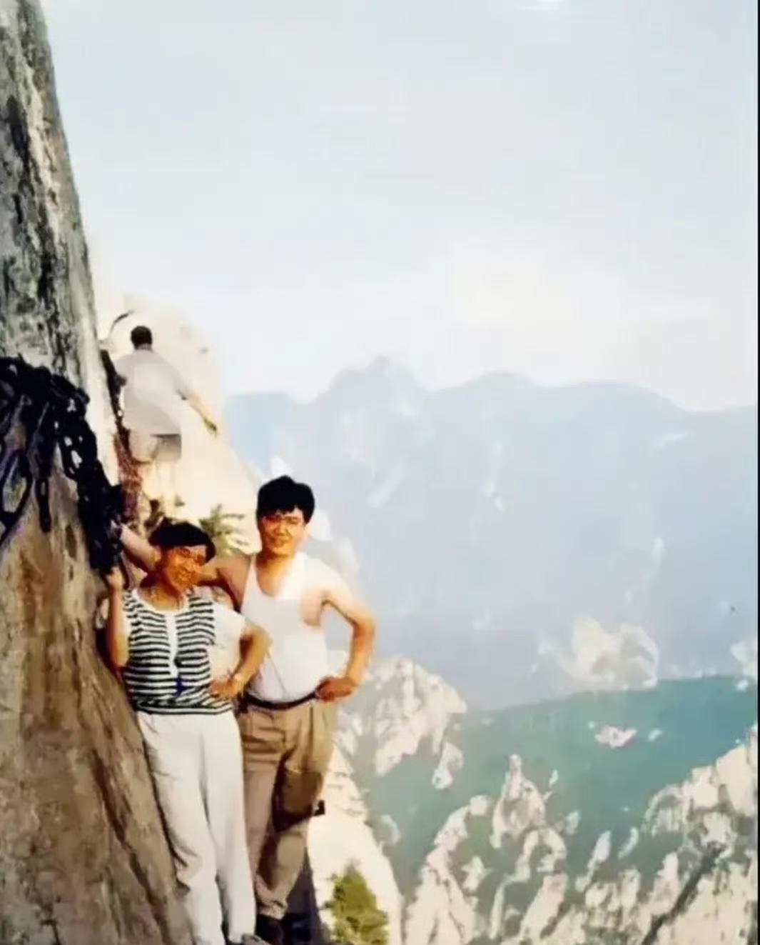 30年前这些人爬华山还能这么悠闲自得，放到现在没有敢爬吧？