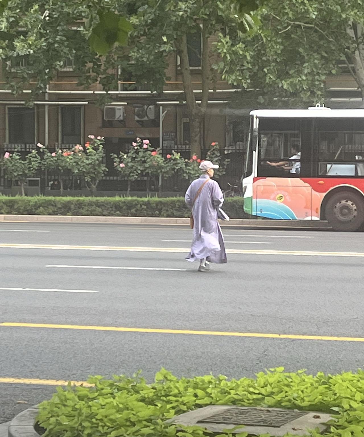 今天，在石家庄裕华路上看到一个乱穿马路的女士，这身打扮是尼姑吗？