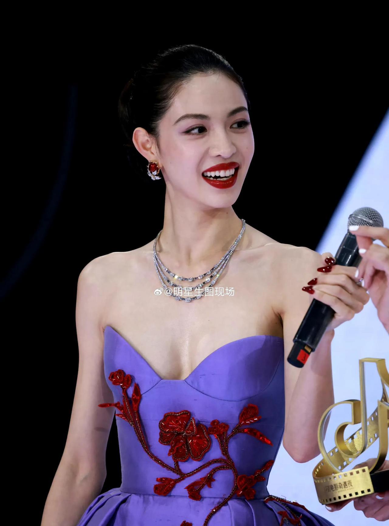 钟楚曦这身材杀疯了！紫裙红绣衬出曼妙曲线，皮肤细腻发光，笑容明艳勾人。抬手、叉腰