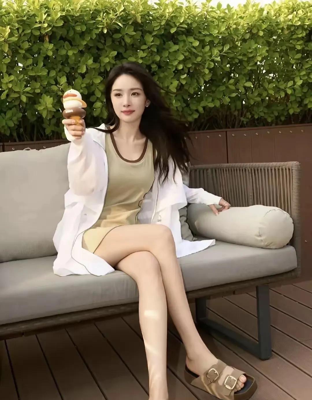 杨幂的腿到底有多绝？这双腿可以说是又细又长，简直堪称人间尤物。尤其是那双美腿，更