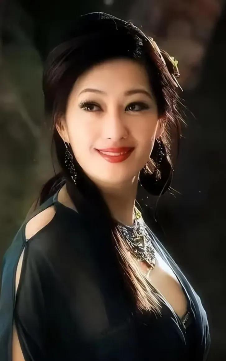 孟广美1967年出生于中国台湾台北，是演员、主持人、模特。1995年进入模特圈，