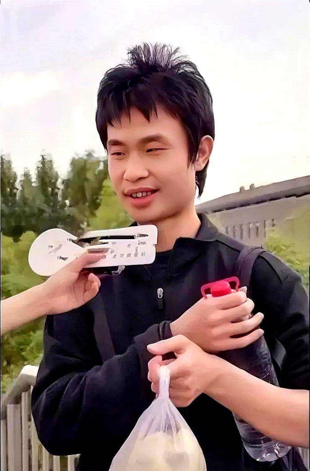韦东奕真正厉害的地方在哪儿？
你发现没，真正厉害的人往往活得特别简单！
就比如他