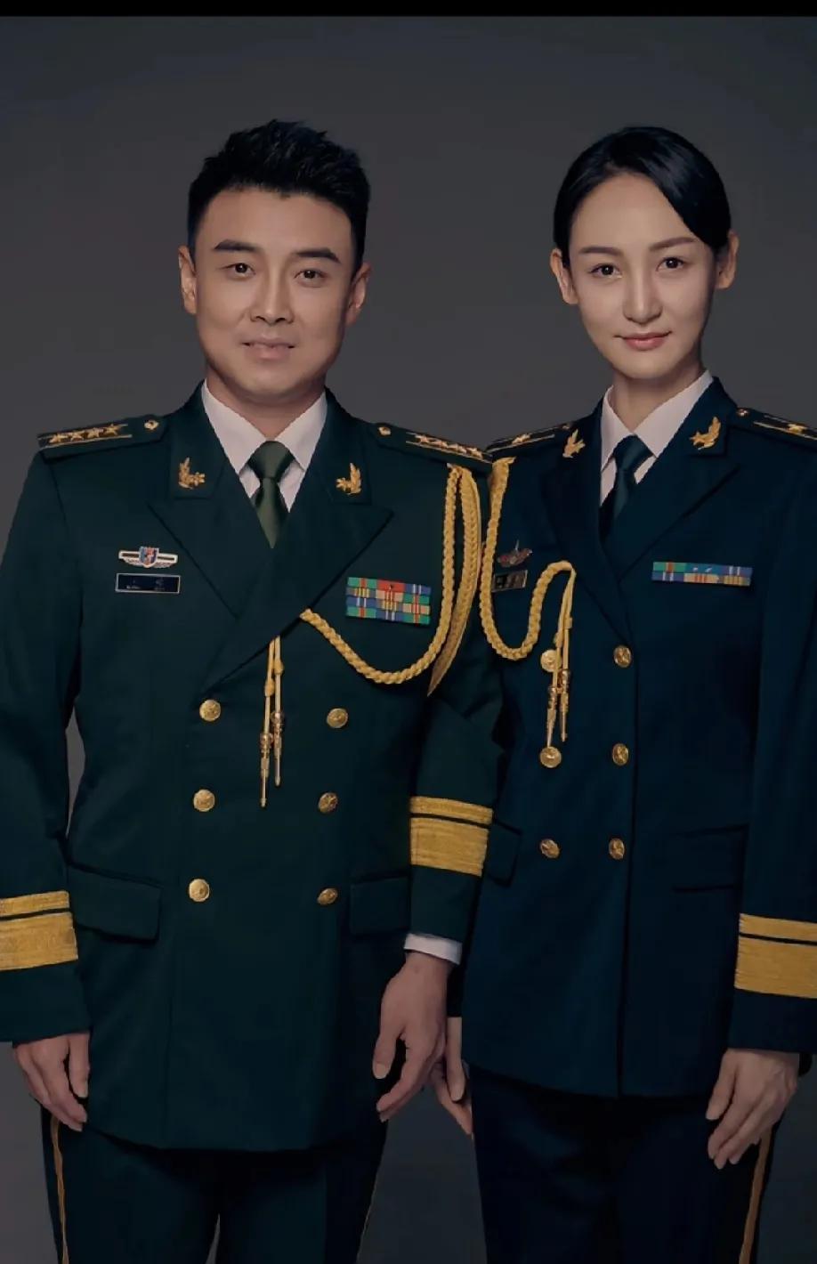 王皓老婆po出夫妻俩的照片，原来两人都是退役jun 人，而且jun 衔还不低呢！