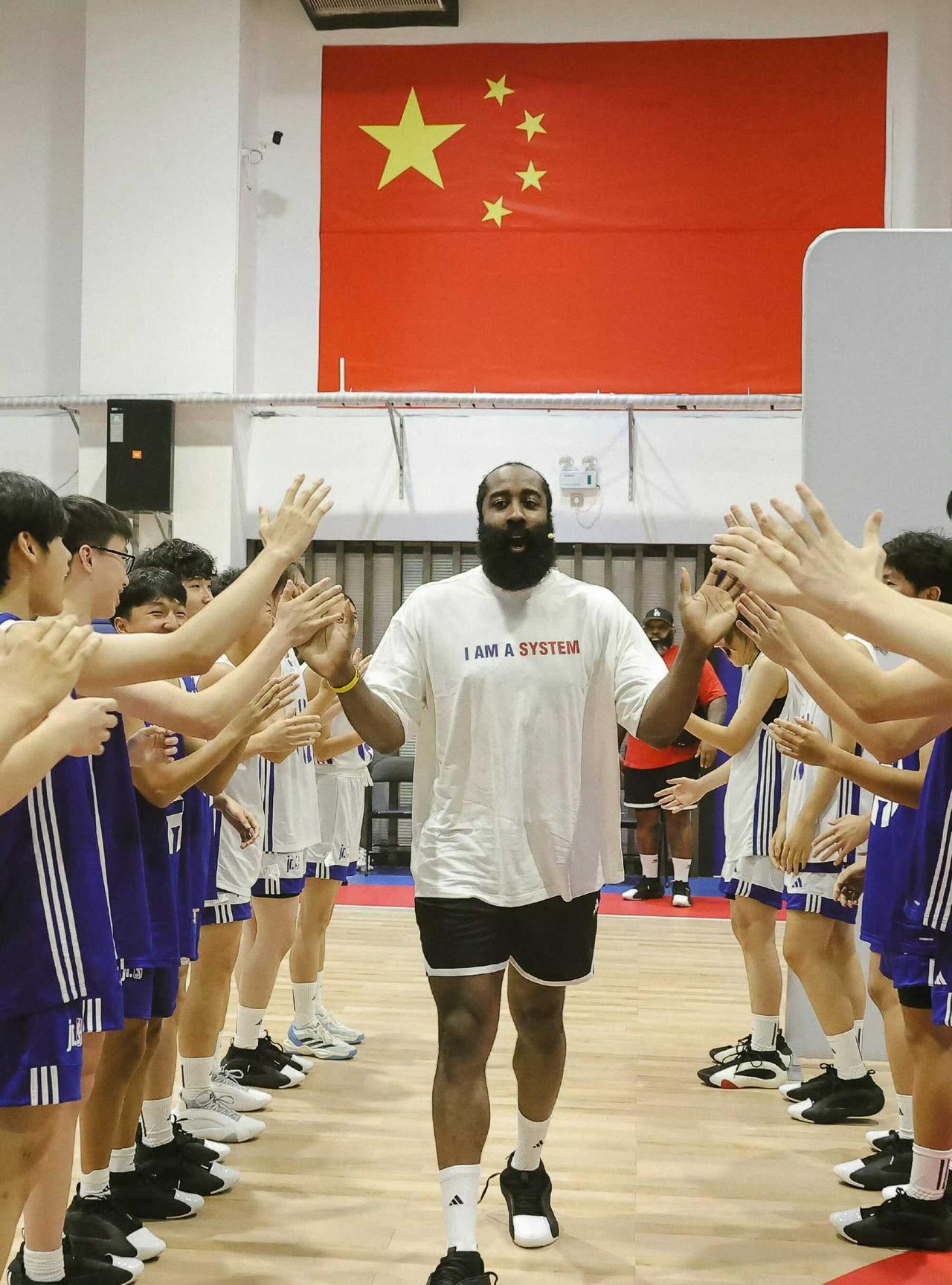 哈登中国行又开始了！！！上次卖红酒，这次呢！
哈登又将再次开启中国行了，预计他计
