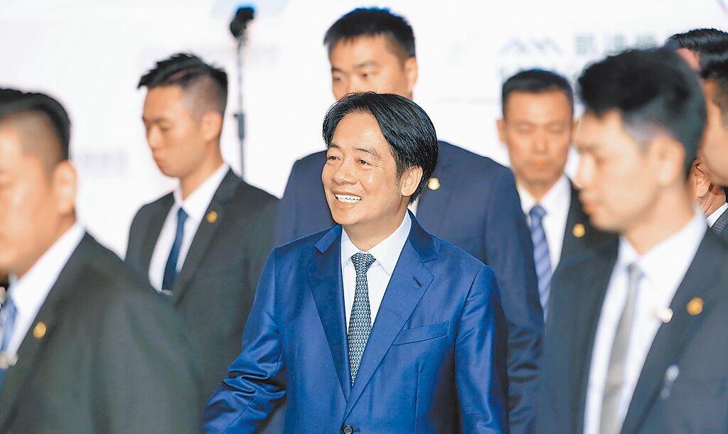 赖清德在六七条壮汉的团团包围之下出门参加活动。这是赖清德个人提出的要求，还是“国