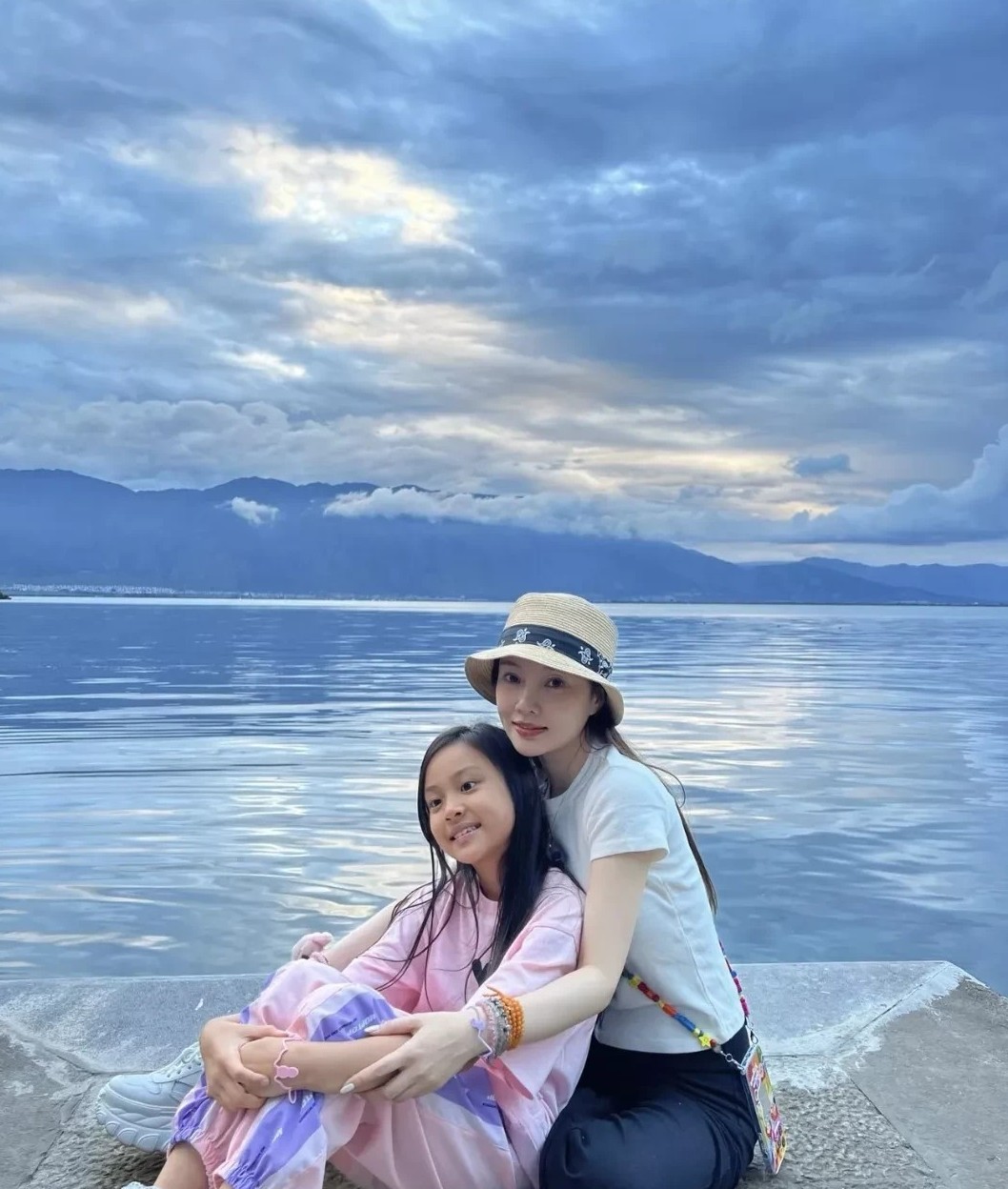 小贾估计都对李小璐无语了
本来以为俩人已经分开了，可以各自安好了
没想到李小璐发