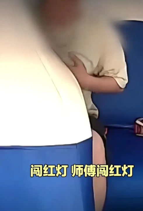 四川乐山一男子因心脏疼痛打车去医院，心脏不适不断催促司机闯红灯。为了能尽快到医院