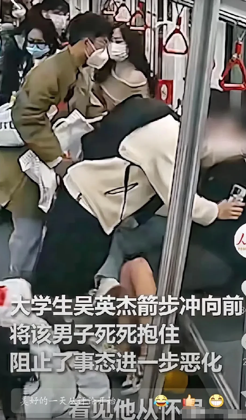 这个新疆男孩火了，上了人民日报
​重庆地铁上，一个男子突然拿刀捅向旁边素不相识的