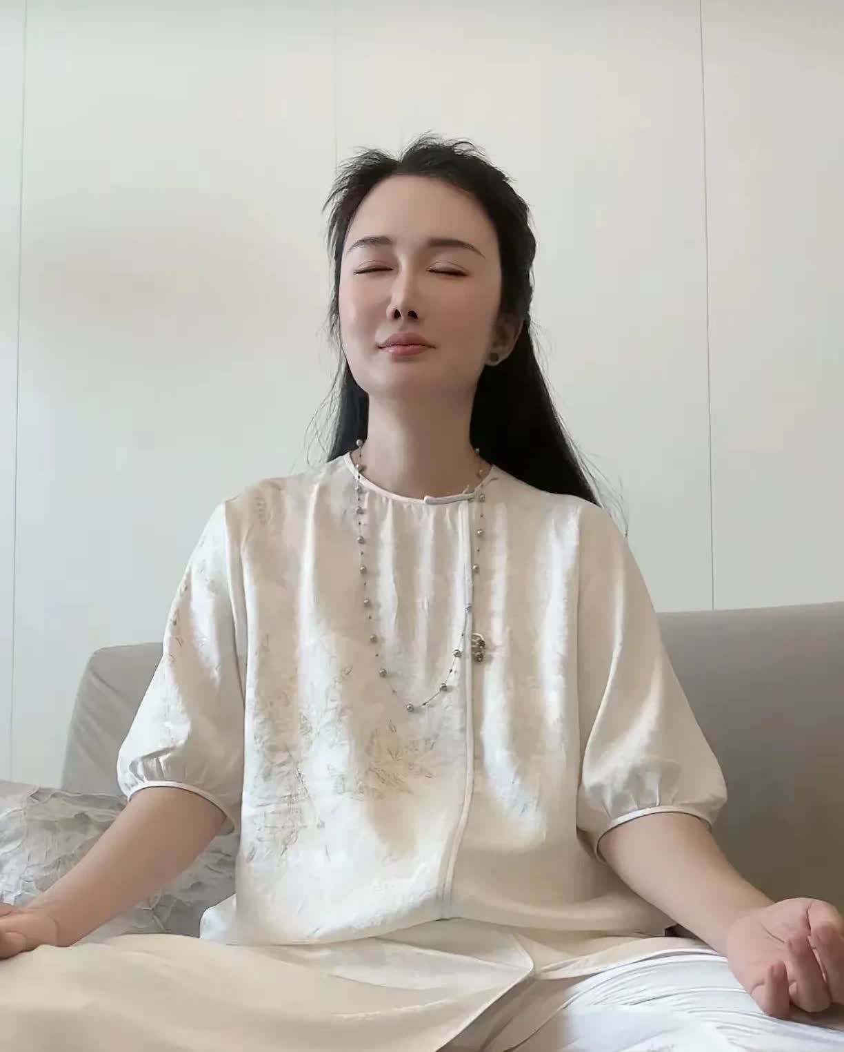 杜星霖真的是赢家，虽然婚姻看起来不被大众接受，但是享受和幸福只有她自己知道，作为