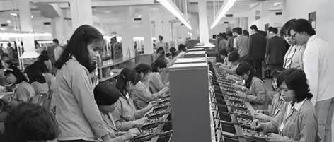 1995年，一名韩国女老板走进车间，威胁120多名中国员工：“全都跪下，不跪开除