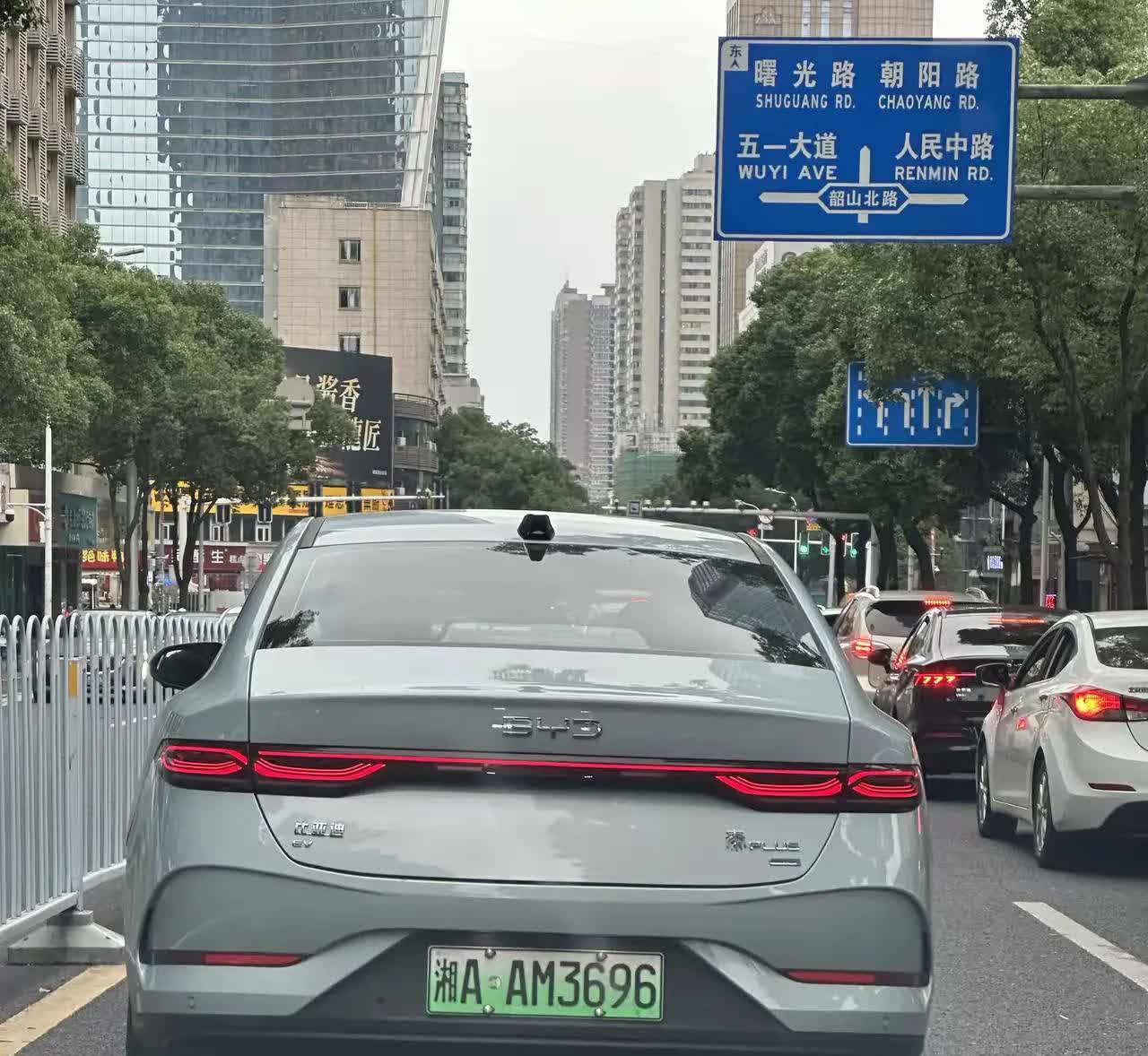 比亚迪，无疑是中国工业的一个奇迹。
其一，让老百姓能够买得起。以月薪5000元