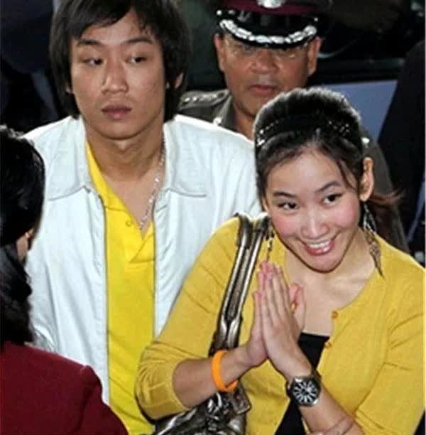 他信的大女儿萍通塔一直颜值担当，她明明可以靠颜值，却还才华横溢，在商业界有卓越的