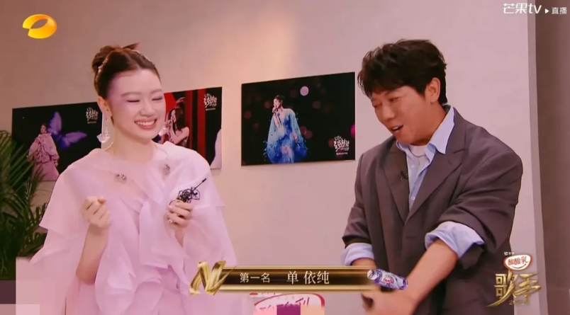单依纯，不服不行

第二期《歌手》排名毫无意外，单依纯又排名第一，连续两次排名第