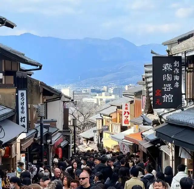 为什么大量的有钱人爱往日本跑，根本原因只有一个。
日本这两年经济政策稳得离谱，日
