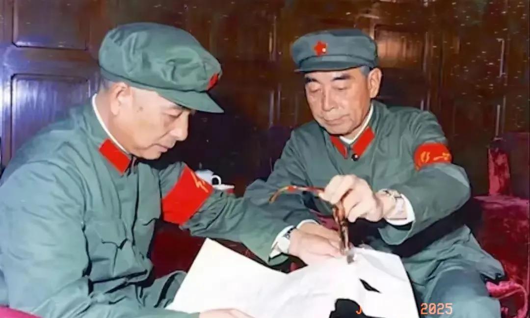 历史老照片分享。
1966年，周恩来和陶铸在一起的最后一张合影，1968年陶铸病