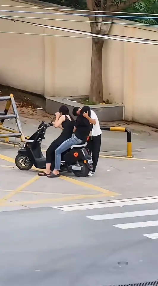 载闺蜜出来接吻，也是狠人。
