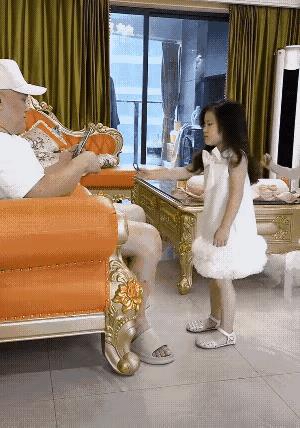 爸爸是在培养孩子旋转能力吧[捂脸]