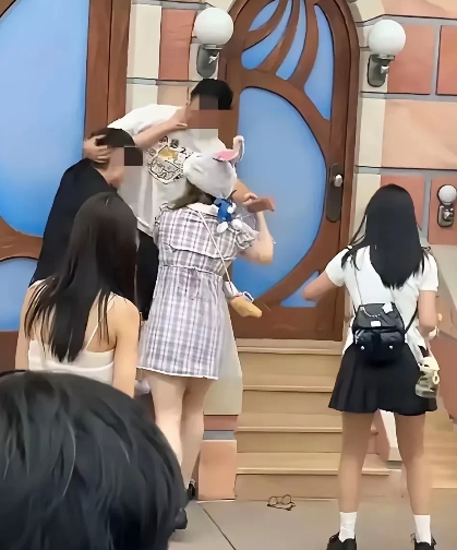 迪士尼打人者不对，被打者也令人生气。22岁男子闫某某与女友两人打一人我能忍，但是