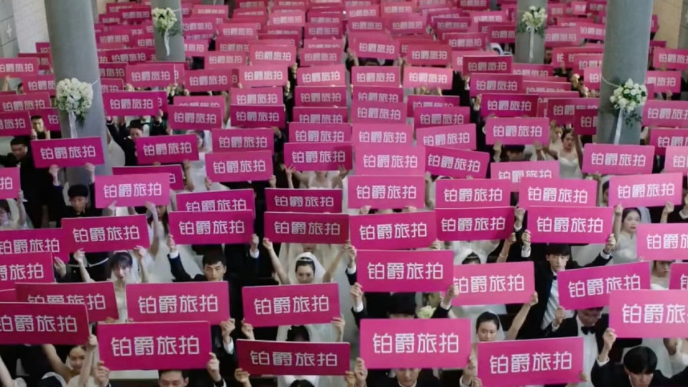 压垮铂爵旅拍的最后一根稻草是AI？