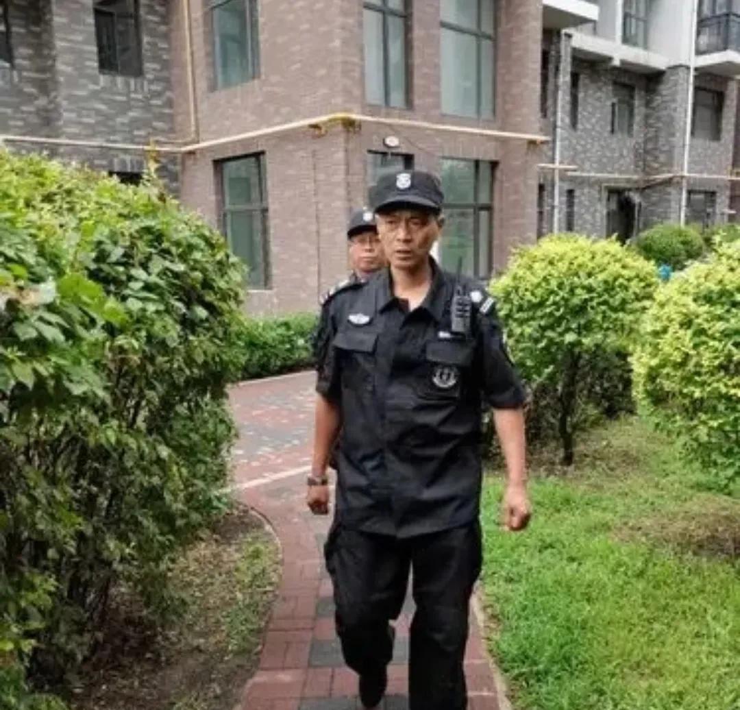 总有人说当保安一个三千多块钱太少了，有的人还说宁可歇着也不能当保安，结果嘴里说着
