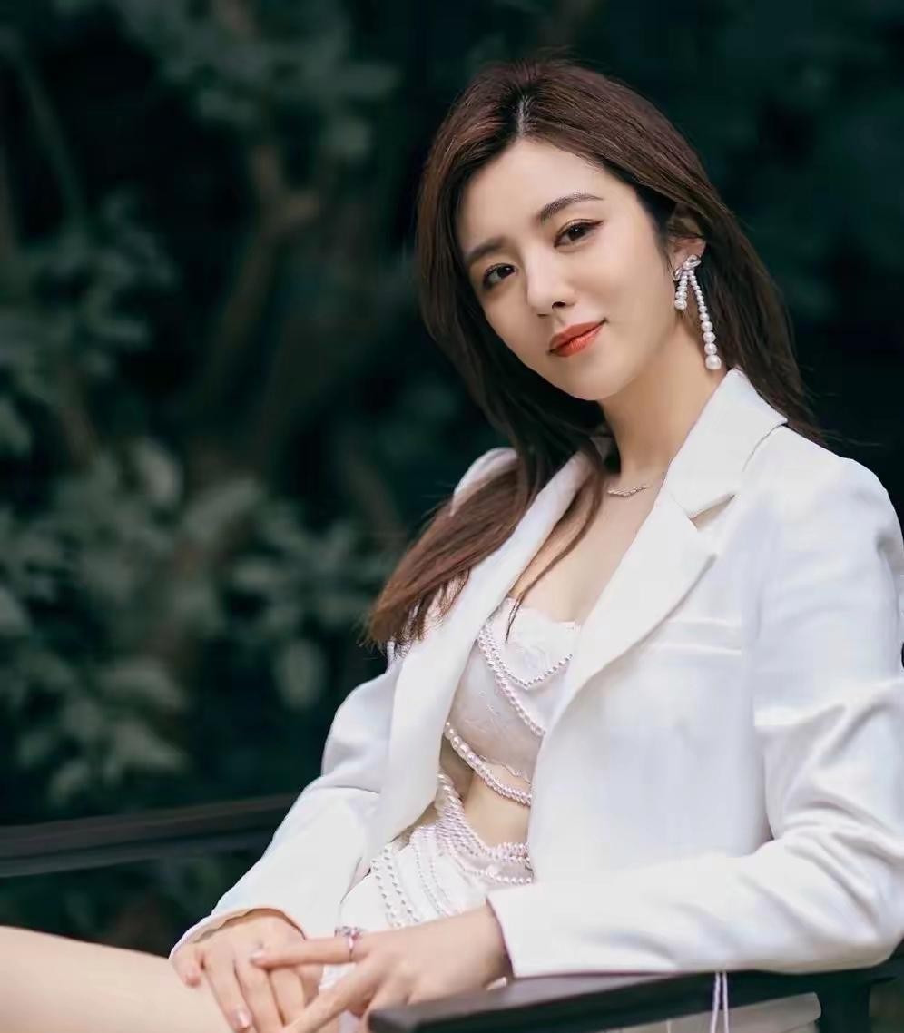 俞灏明捡到宝了，王晓晨纯天然美人，肤白貌美大长腿